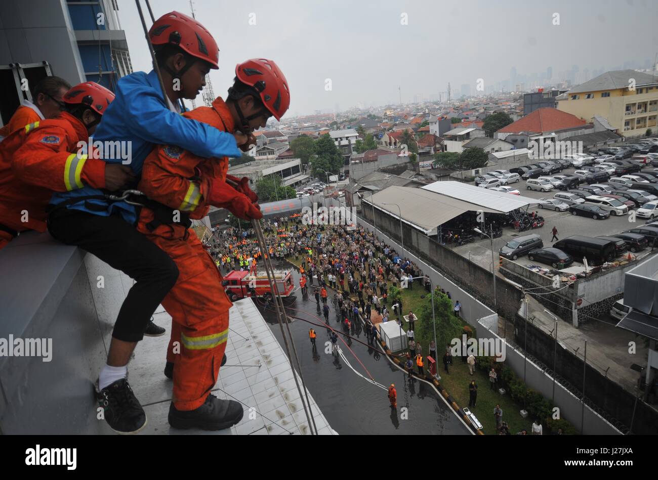 Jakarta, Indonesia. 26 apr, 2017. Salvataggio i membri partecipano a un trapano detenute dall Indonesia National Disaster Management Authority (BNPB) durante la catastrofe nazionale il giorno di preparazione di Jakarta, Indonesia. Aprile 26, 2017. Nazionali di preparazione alle situazioni di emergenza giorno è commemorato ogni 26 Aprile in Indonesia. Credito: Zulkarnain/Xinhua/Alamy Live News Foto Stock