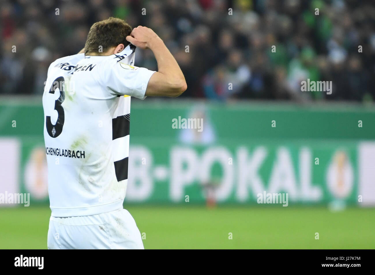 Gladbach Andreas Christensen reagisce alla mancanza a pena di un tentativo di colpo durante la DFB Cup semi-match finale tra il Borussia Moenchengladbach e Eintracht Francoforte in il Borussia Park Stadium di Moenchengladbach, Germania, 25 aprile 2017. Foto: Marius Becker/dpa Foto Stock