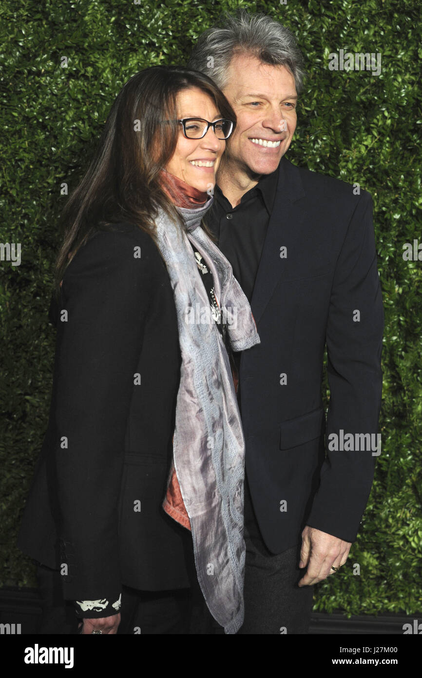 La città di New York. 24 apr, 2017. Jon Bon Jovi e sua moglie Dorothea Hurley frequentare il Chanel artisti per cena durante il Tribeca Film Festival 2017 a Balthazar ristorante il 24 aprile 2017 a New York City. | Utilizzo di credito in tutto il mondo: dpa/Alamy Live News Foto Stock