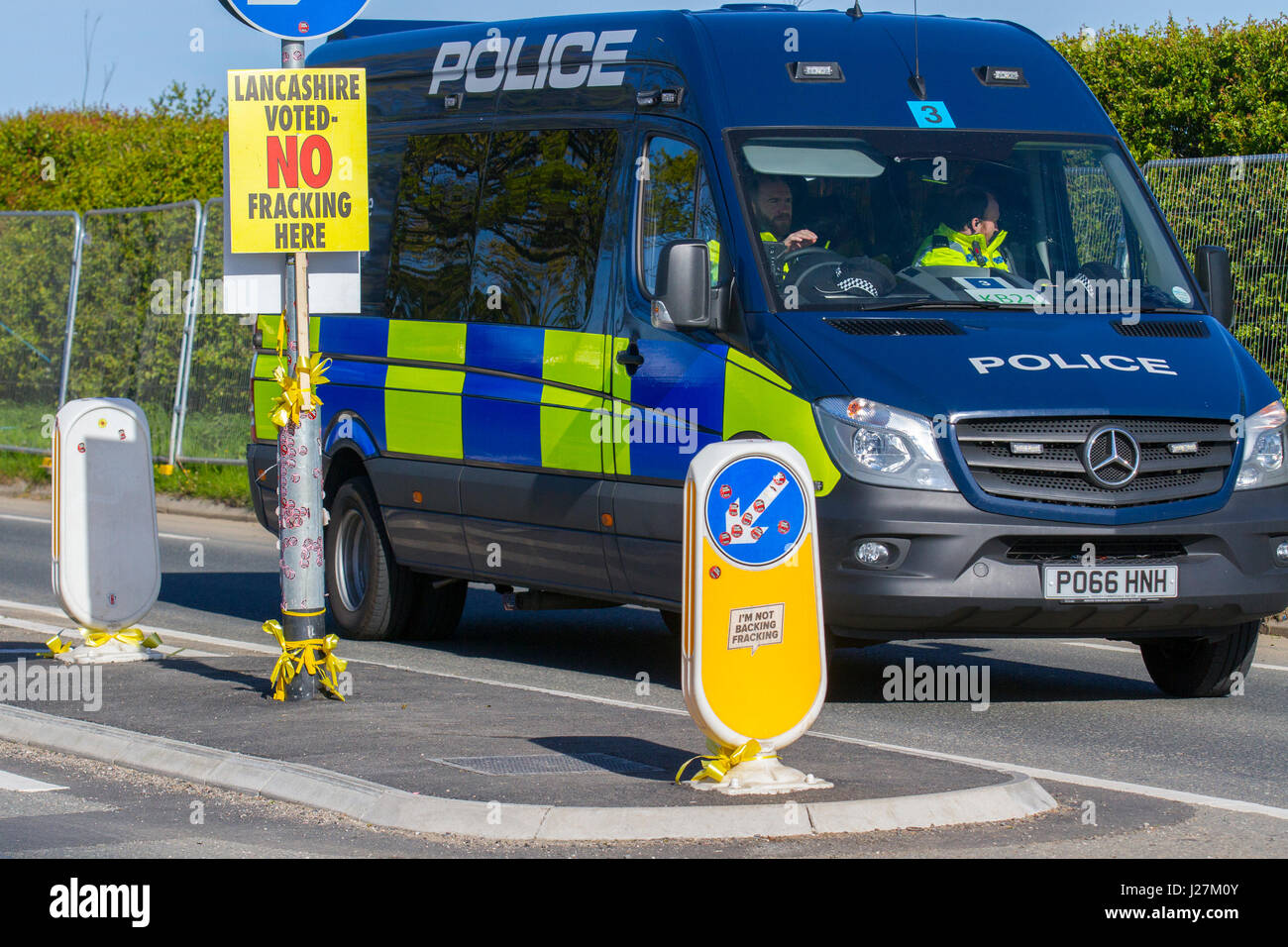 Westby-By-Plumpton, Blackpool, Regno Unito. 26 apr, 2017. Il Fracking Fylde. Preston New Road fracking stradale protesta per mostrare il loro sostegno per le comunità lotta fracking in Lancashire. Oltre una cinquantina di persone sono attese al sito in posa con striscioni di supporto energia verde e la campagna per un milione di posti di lavoro del clima. La Cuadrilla nel sito della Fylde è stato colpito da quotidiane proteste poiché il lavoro iniziato nel mese di gennaio, e residenti hanno promesso di continuare a protestare presso il sito, con foratura prevista per i prossimi mesi. Credito: MediaWorldImages/Alamy Live News Foto Stock