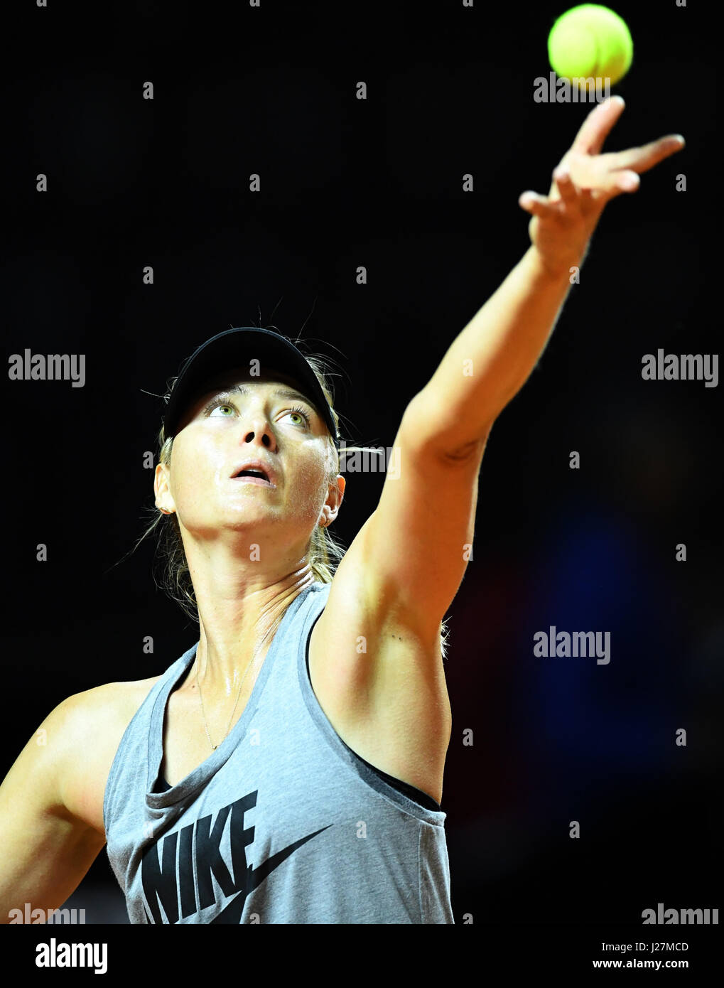 Stuttgart, Germania. 26 apr, 2017. Il russo tennista Maria Sharapova pratiche durante il primo giorno dopo il suo divieto di drogaggio in corrispondenza delle donne Stuttgart aperto ("Porsche Tennis Grand Prix') alla Porsche Arena di Stoccarda, Germania, 26 aprile 2017. Foto: Bernd Weißbrod/dpa/Alamy Live News Foto Stock