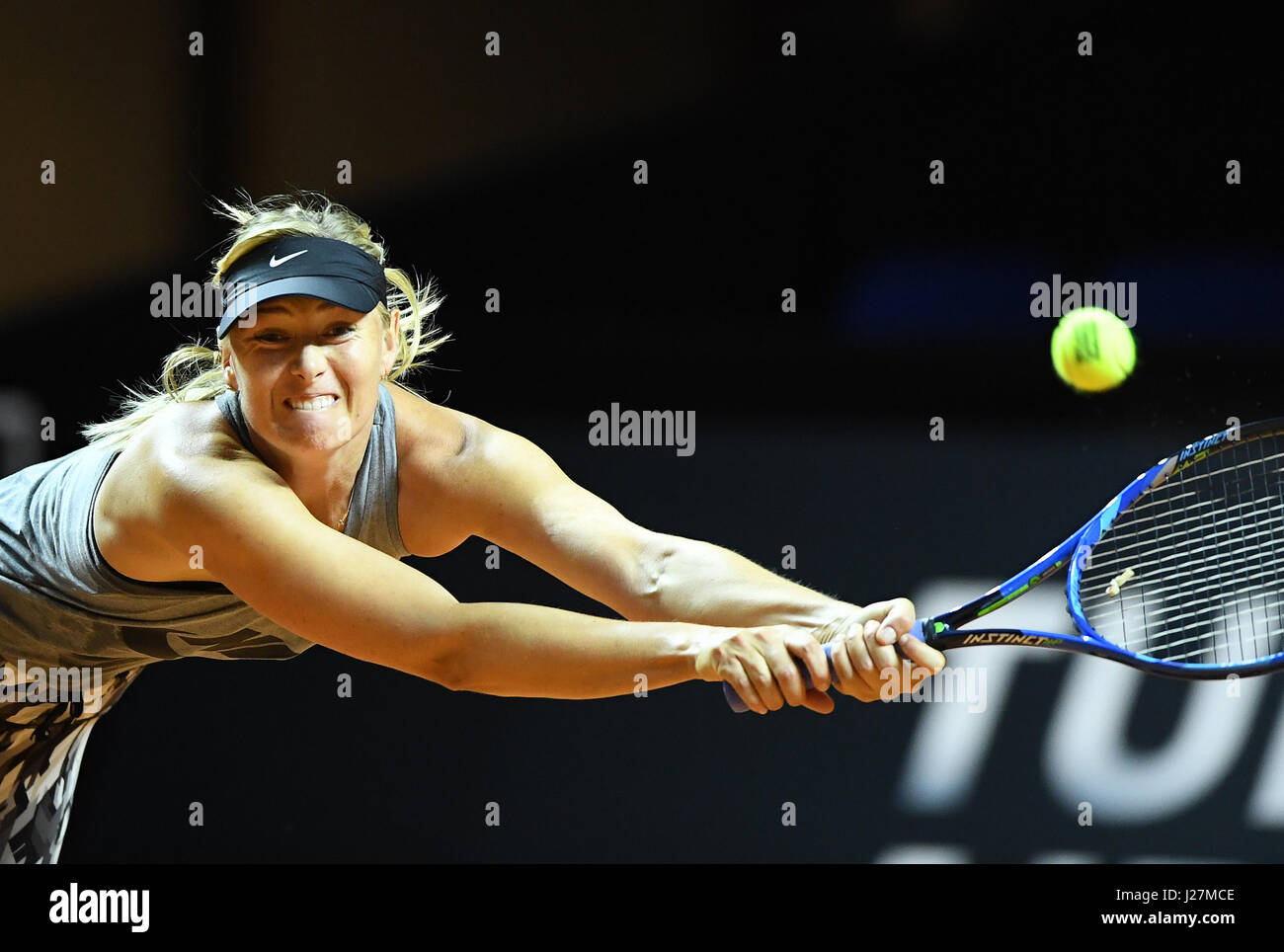 Stuttgart, Germania. 26 apr, 2017. Il russo tennista Maria Sharapova pratiche durante il primo giorno dopo il suo divieto di drogaggio in corrispondenza delle donne Stuttgart aperto ("Porsche Tennis Grand Prix') alla Porsche Arena di Stoccarda, Germania, 26 aprile 2017. Foto: Bernd Weißbrod/dpa/Alamy Live News Foto Stock