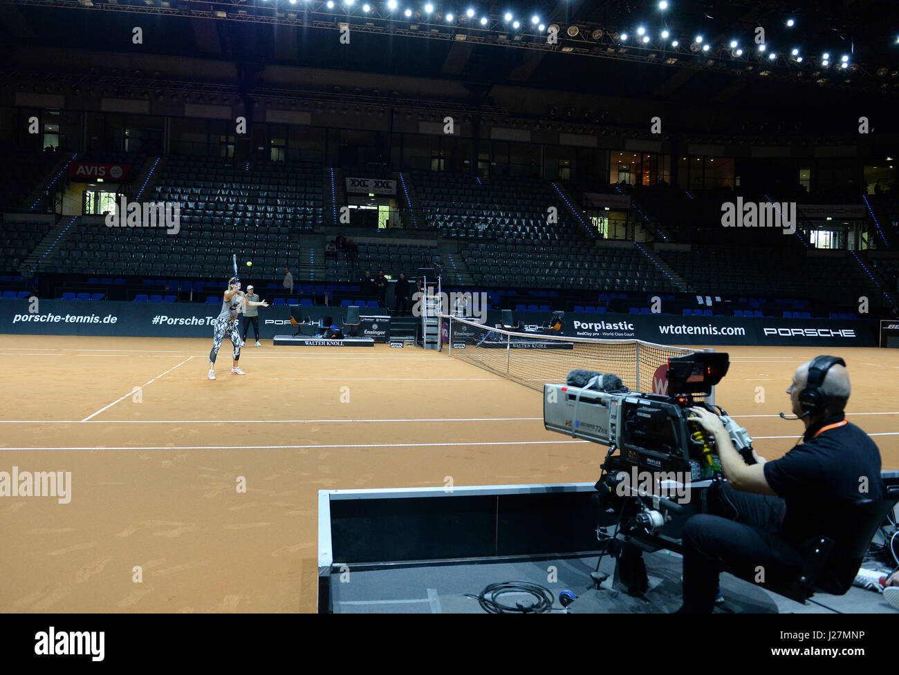 Stuttgart, Germania. 26 apr, 2017. Il russo tennista Maria Sharapova pratiche durante il primo giorno dopo il suo divieto di drogaggio in corrispondenza delle donne Stuttgart aperto ("Porsche Tennis Grand Prix') alla Porsche Arena di Stoccarda, Germania, 26 aprile 2017. Foto: Bernd Weißbrod/dpa/Alamy Live News Foto Stock