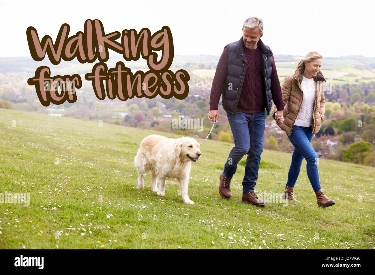 Passeggiando per il Fitness giovane prendendo cane per camminare Foto Stock