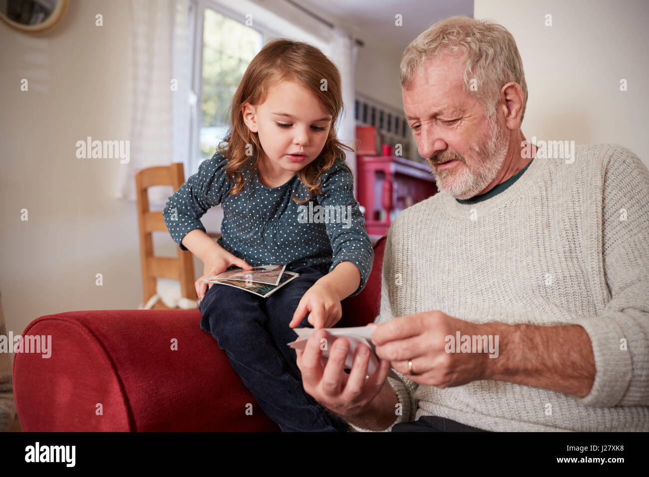 Nonno e nipote a casa guardando le fotografie Foto Stock