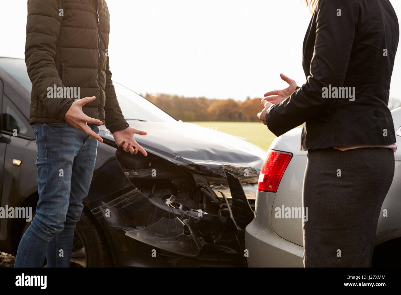 Due driver a discutere su danni alle auto dopo incidente Foto Stock