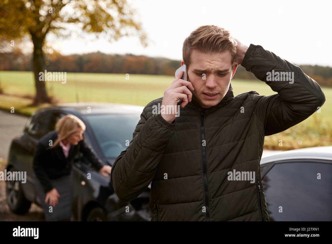 L'uomo chiamando per relazione incidente di auto sulla strada di campagna Foto Stock