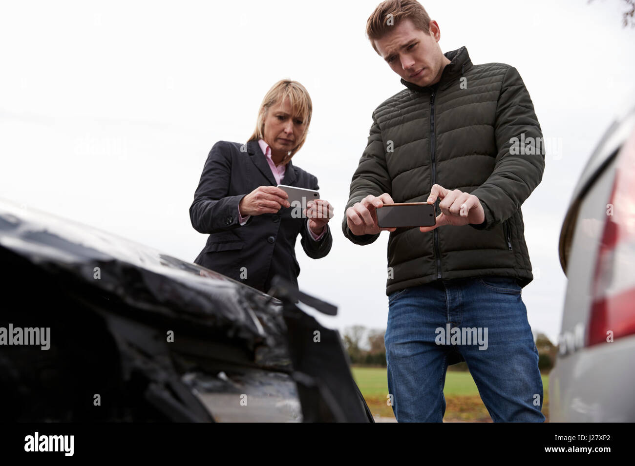 I piloti che prendono Foto di incidente di auto su telefoni cellulari Foto Stock