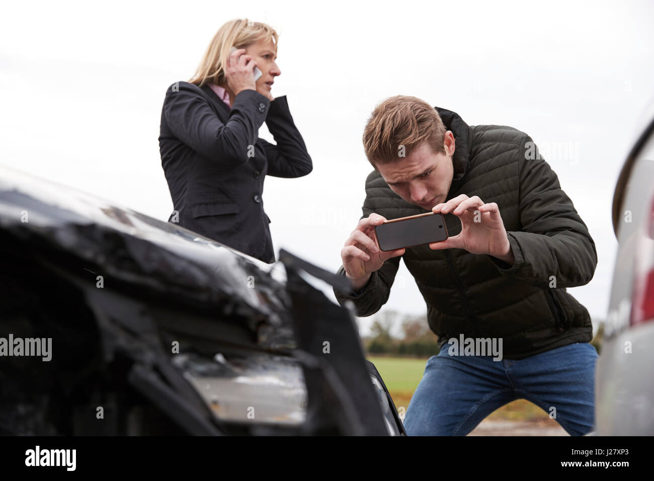 I piloti che prendono Foto di incidente di auto su telefoni cellulari Foto Stock