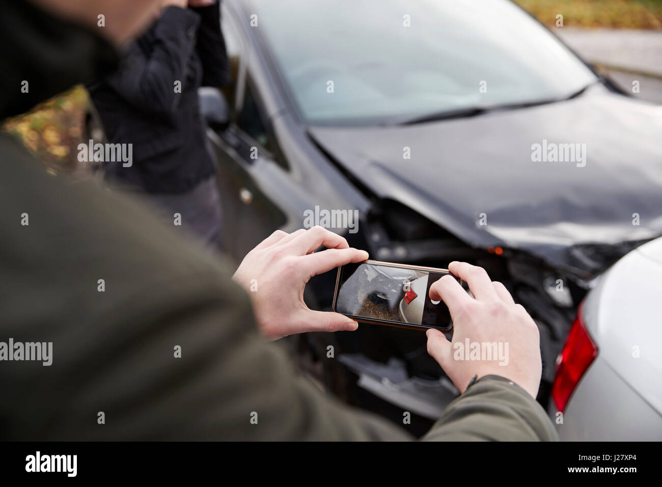 I piloti che prendono Foto di incidente di auto su telefoni cellulari Foto Stock