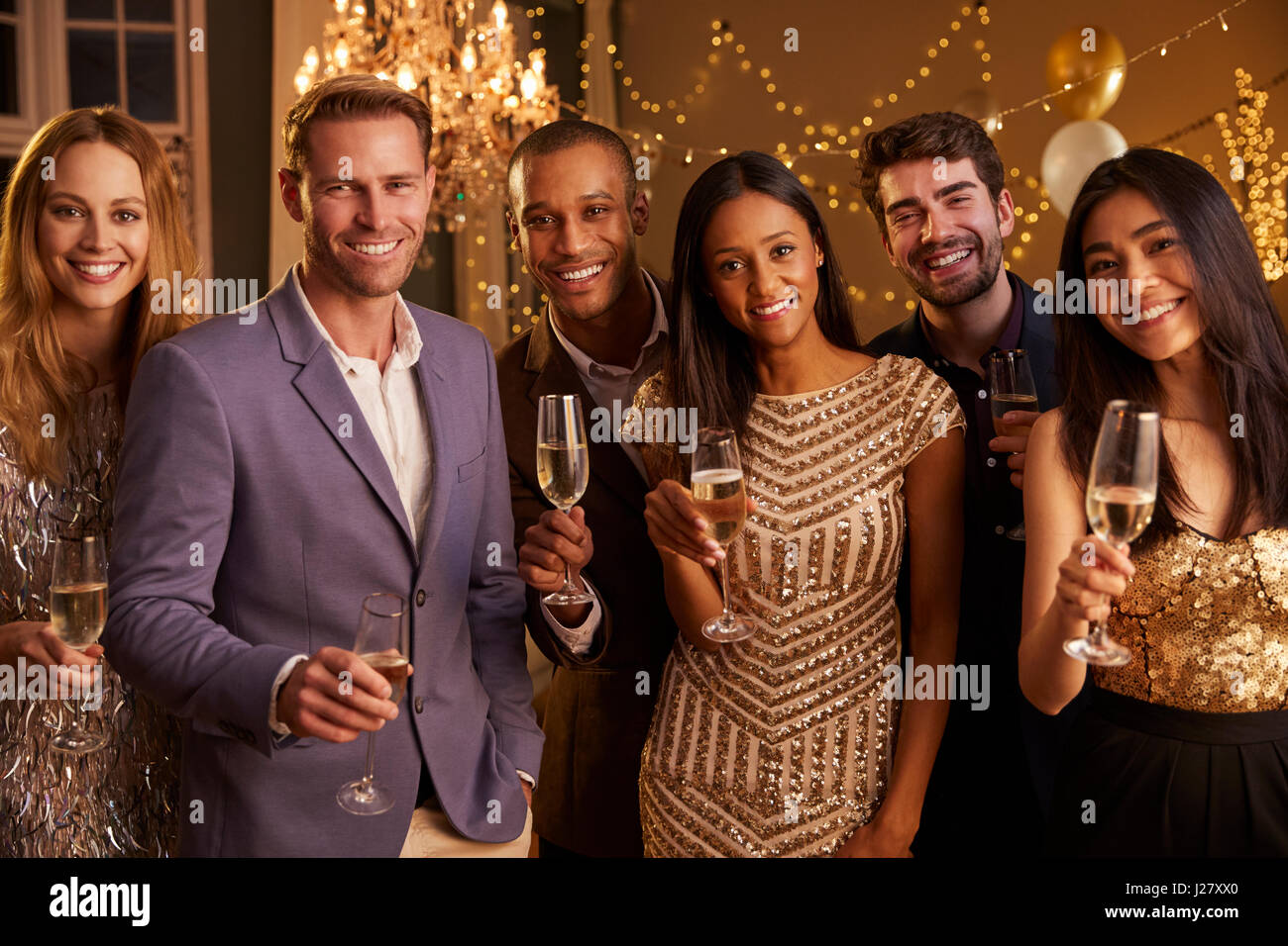 Ritratto di amici con bevande godendo delle parti insieme Foto Stock