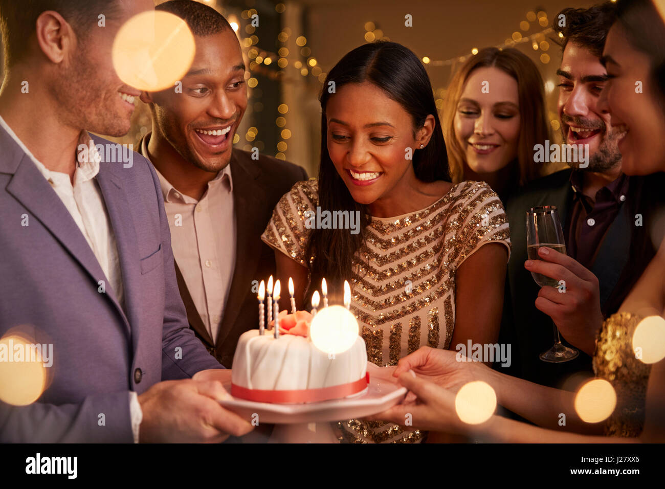 Gruppo di amici festeggia il compleanno con parte a casa Foto Stock