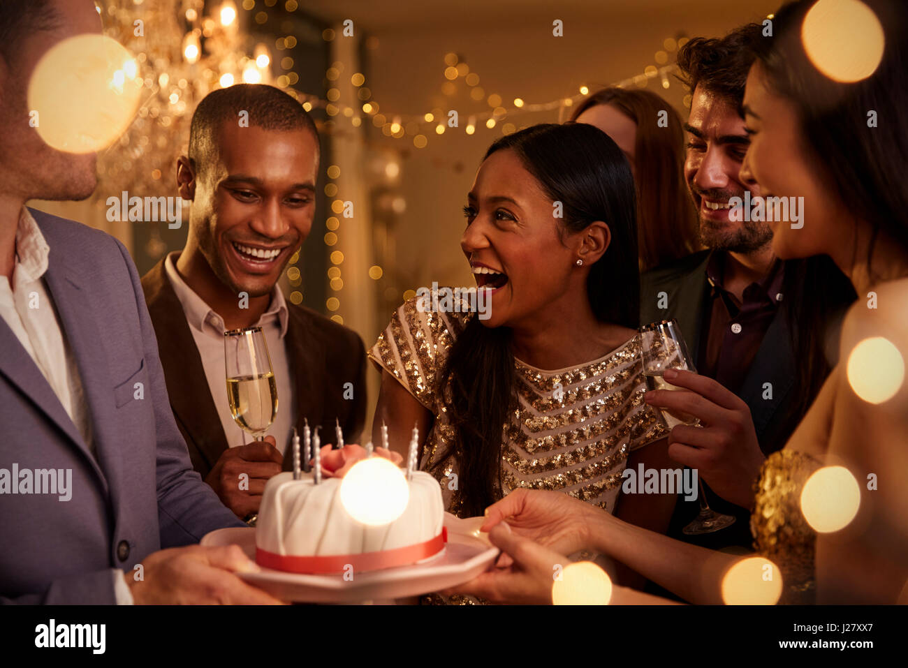 Gruppo di amici festeggia il compleanno con parte a casa Foto Stock