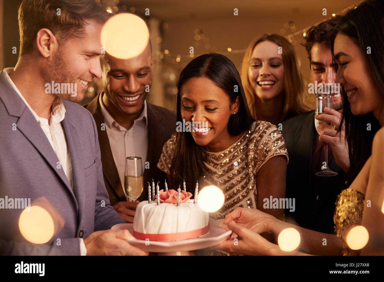 Gruppo di amici festeggia il compleanno con parte a casa Foto Stock