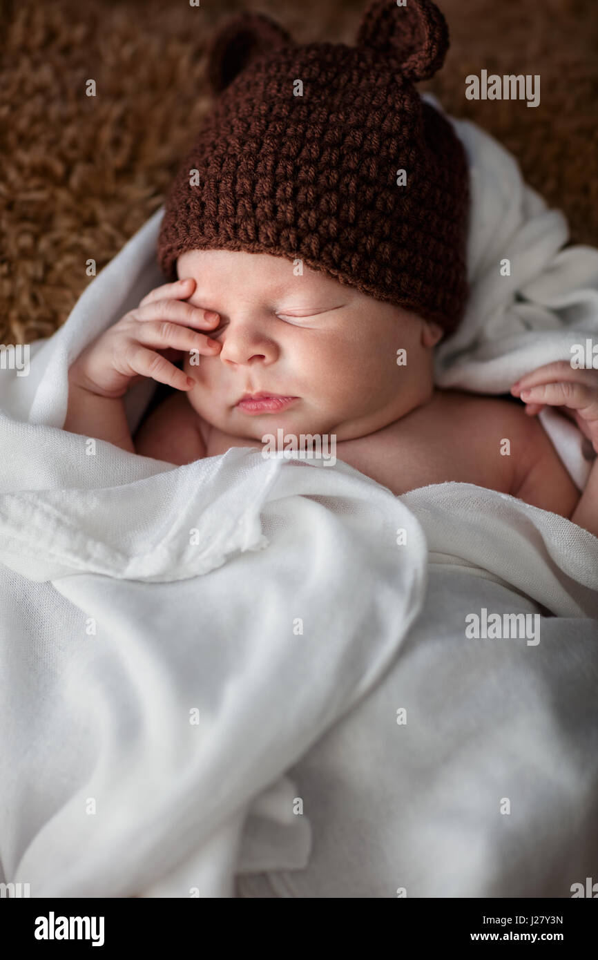 Il neonato in rilassante serenità nap, baby boy dormire con divertenti hat Foto Stock