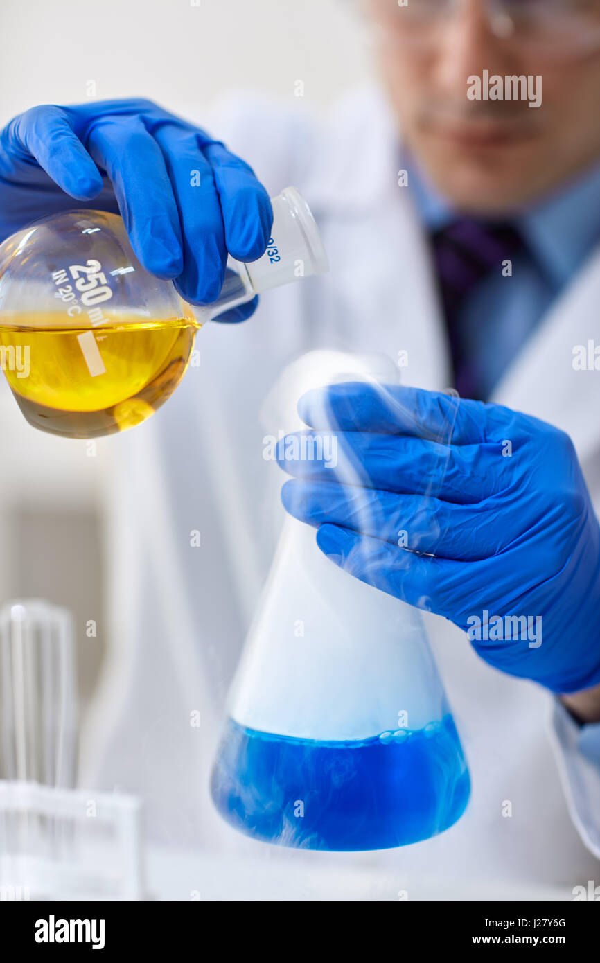 Test di chimica presso il laboratorio di scienze sfondo Foto Stock