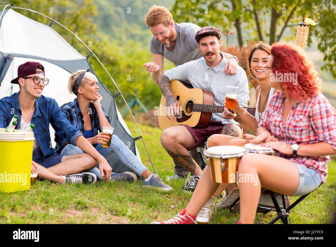 Il godimento della gioventù nella parte anteriore della tenda in camp in natura Foto Stock