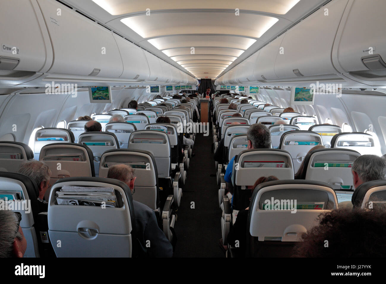 Vista generale verso il basso il piano cabina di un completo piano di passeggeri (in questo caso una BA Airbus A320-200). Foto Stock