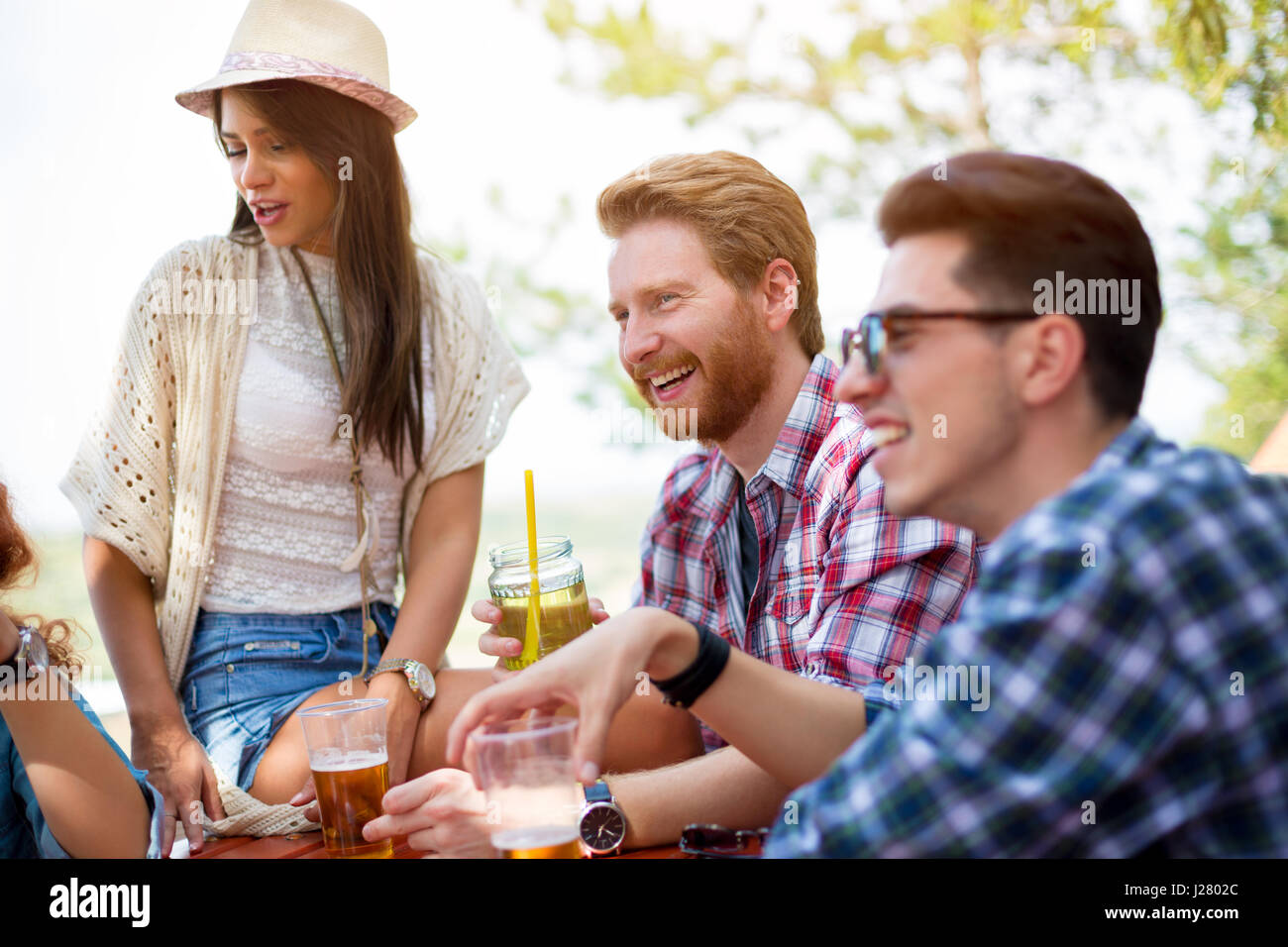 Giovane gente allegra bere e divertimento all'aperto Foto Stock