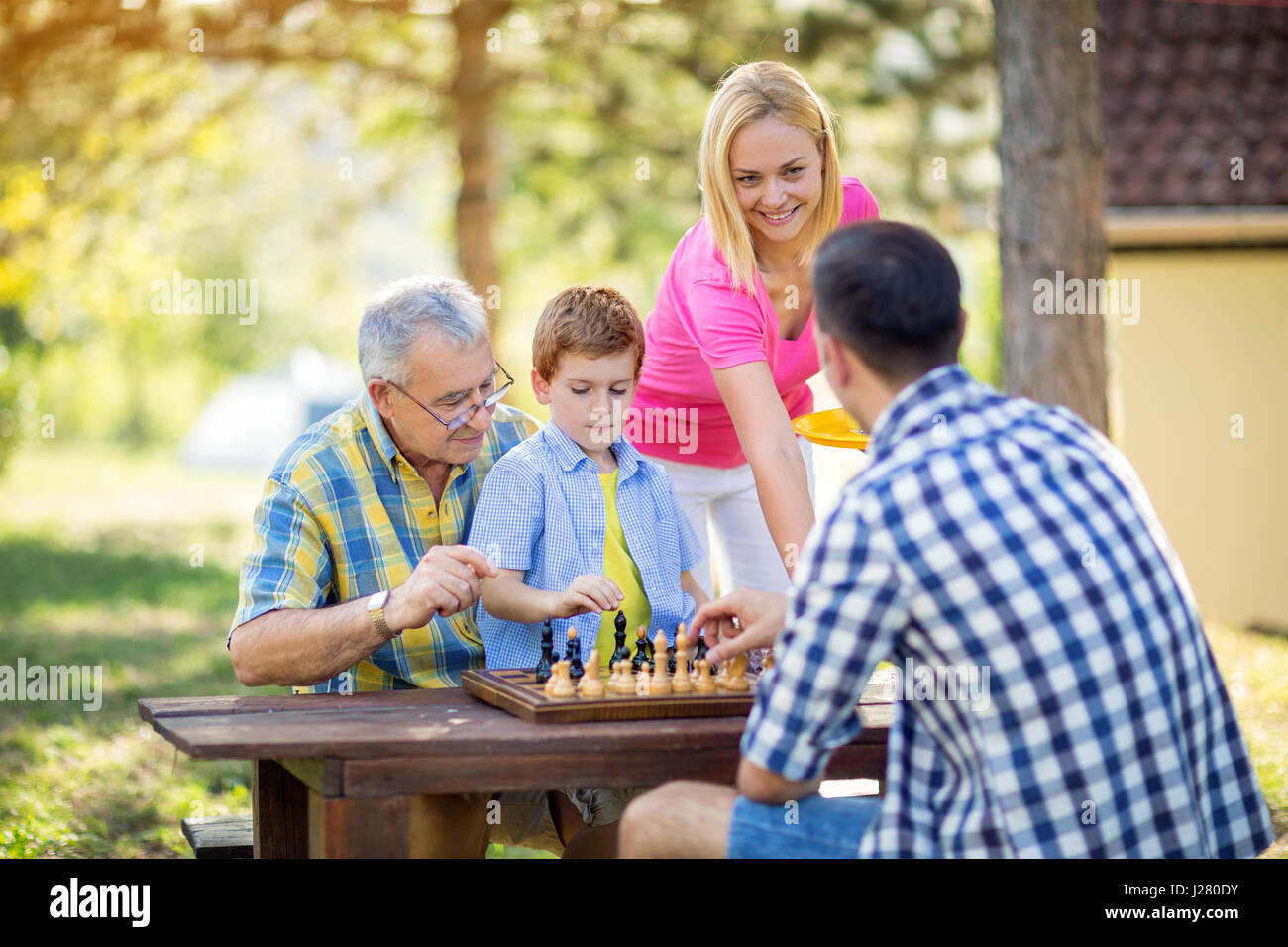 Famiglia relax tempo a giocare a scacchi in natura Foto Stock