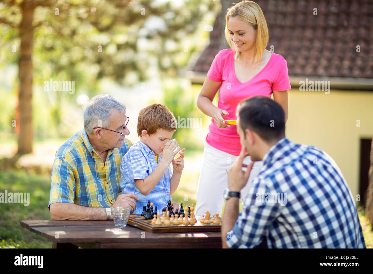 Dalla rottura di un gioco di scacchi con la famiglia in posizione di parcheggio Foto Stock
