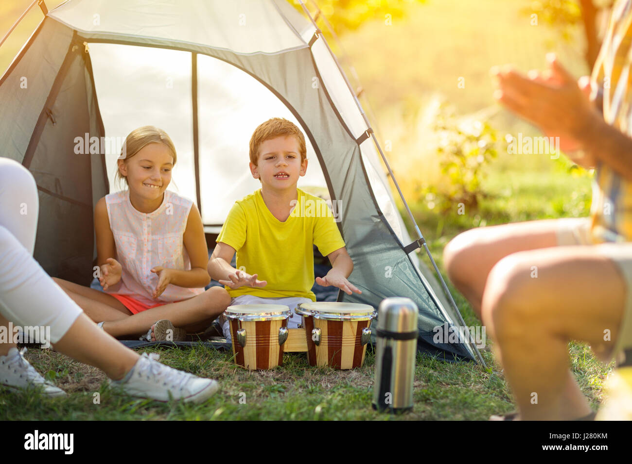 Bambini divertirsi giocando in tenda sul giorno di estate Foto Stock