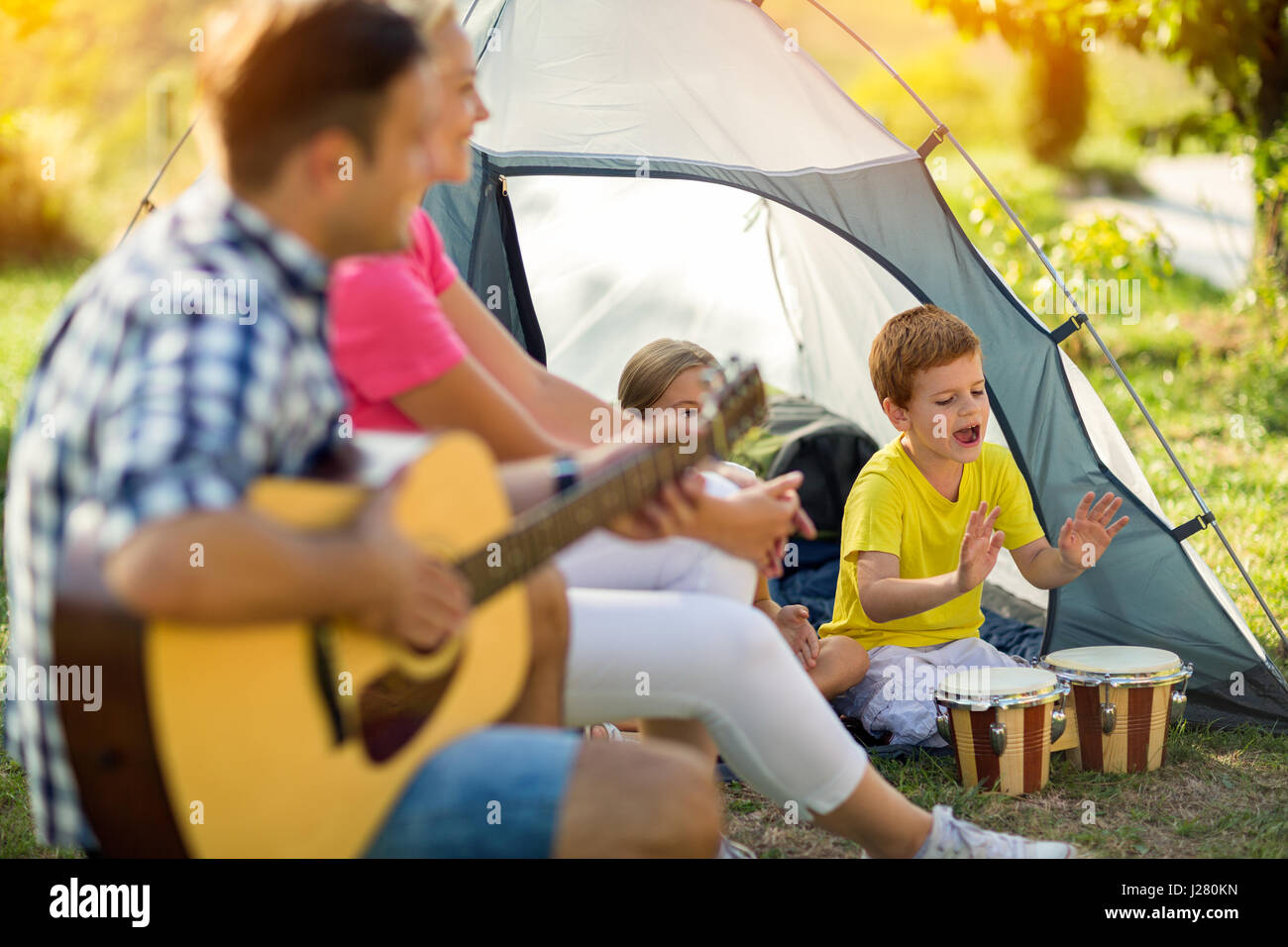 Bambini godendo il Campeggio in tenda sulla campagna Foto Stock