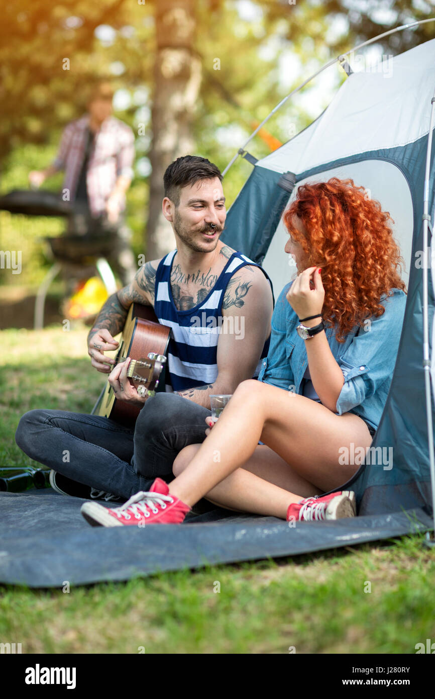 Bel ragazzo rendono piacevole atmosfera per una donna redhead al Summer Camp Foto Stock