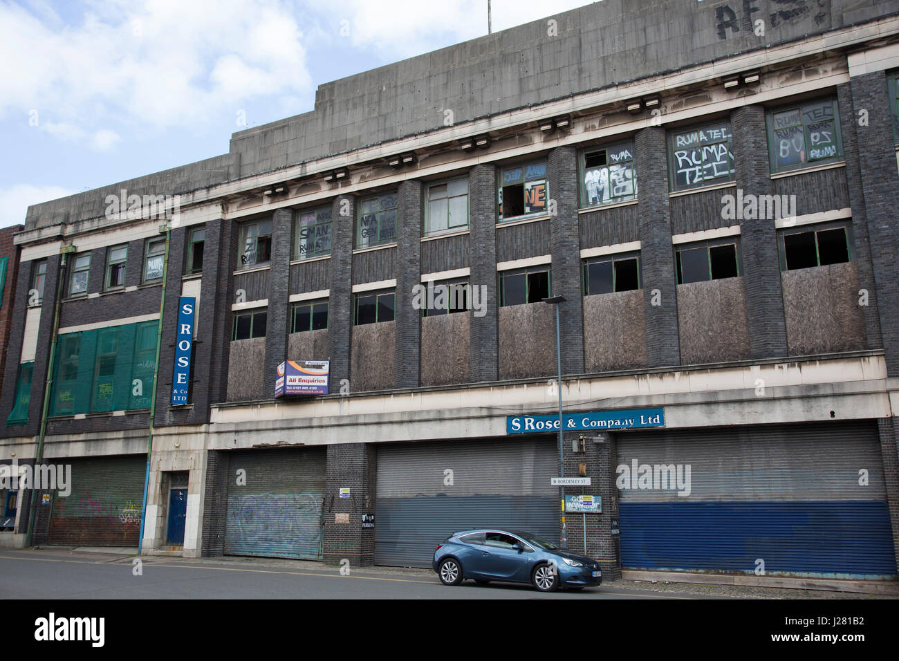 Fabbrica abbandonata edificio di Digbeth, Birmingham, Inghilterra, Regno Unito. Digbeth è una zona del centro di Birmingham, Inghilterra. In seguito alla distruzione di Inner Ring Road, Digbeth è ora considerato un quartiere nel centro della città di Birmingham. Come parte della grande città piano, Digbeth è sottoposto a un ampio programma di riqualificazione che si rigenerano i vecchi edifici industriali in appartamenti, negozi, uffici e strutture artistiche. Vi è tuttavia ancora molto di attività industriali nel sud dell'area. Foto Stock