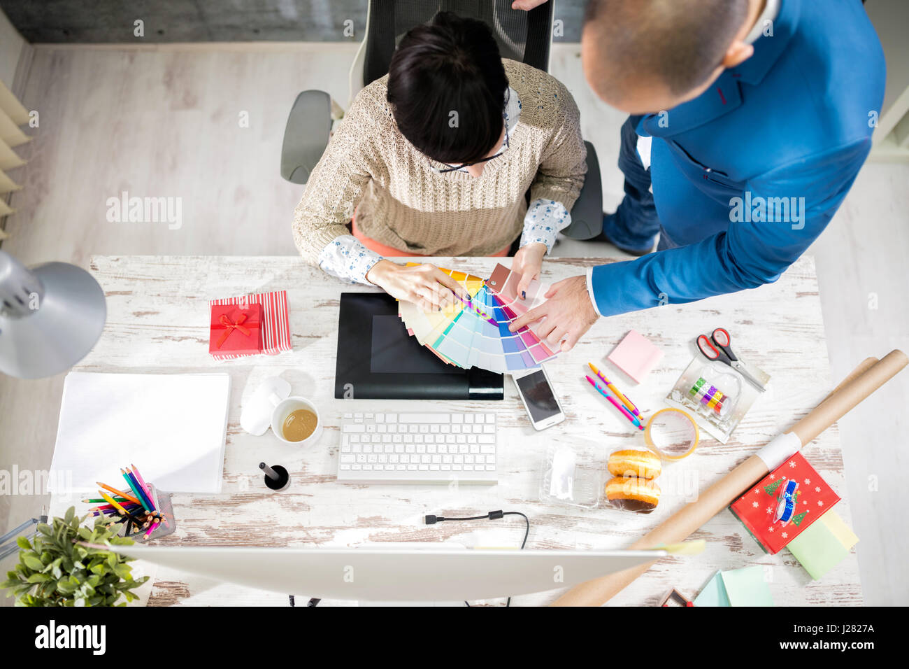 Due datori di lavoro in designer foto studio trasformazione Foto Stock