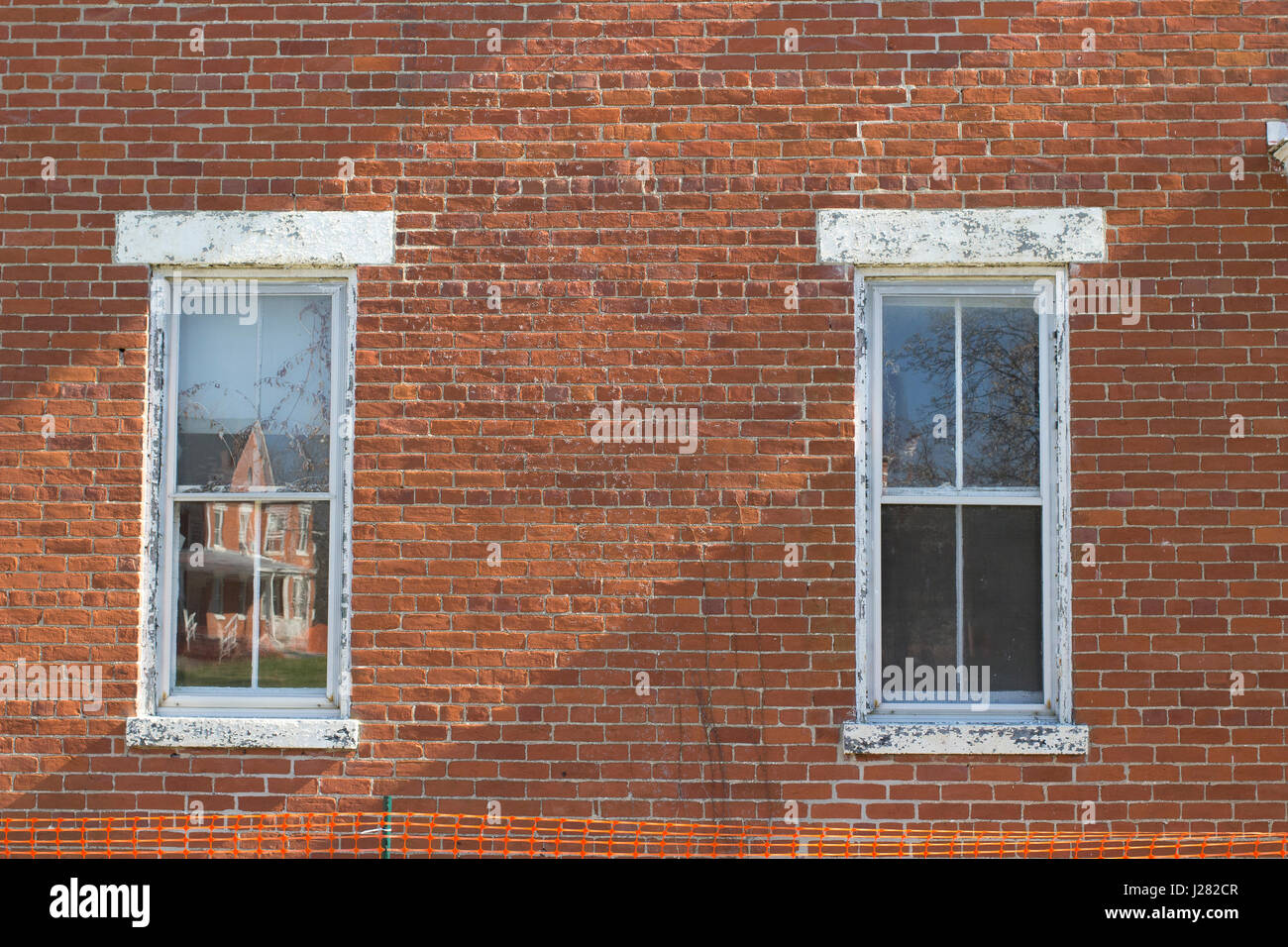 Muro di mattoni con vecchio stile di windows. Foto Stock