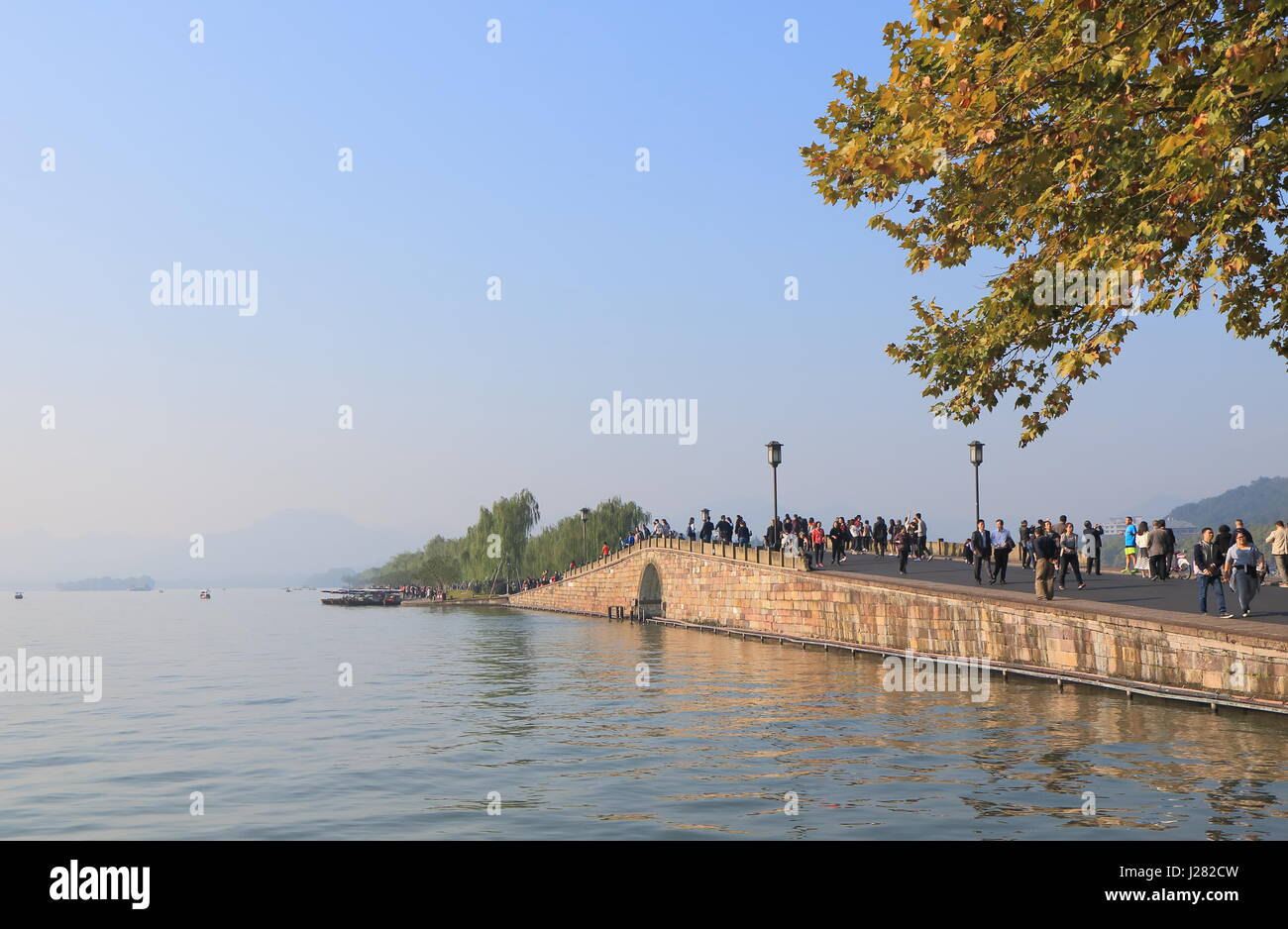 La gente visita ponte rotto nel West Lake in Hangzhou Cina. Foto Stock