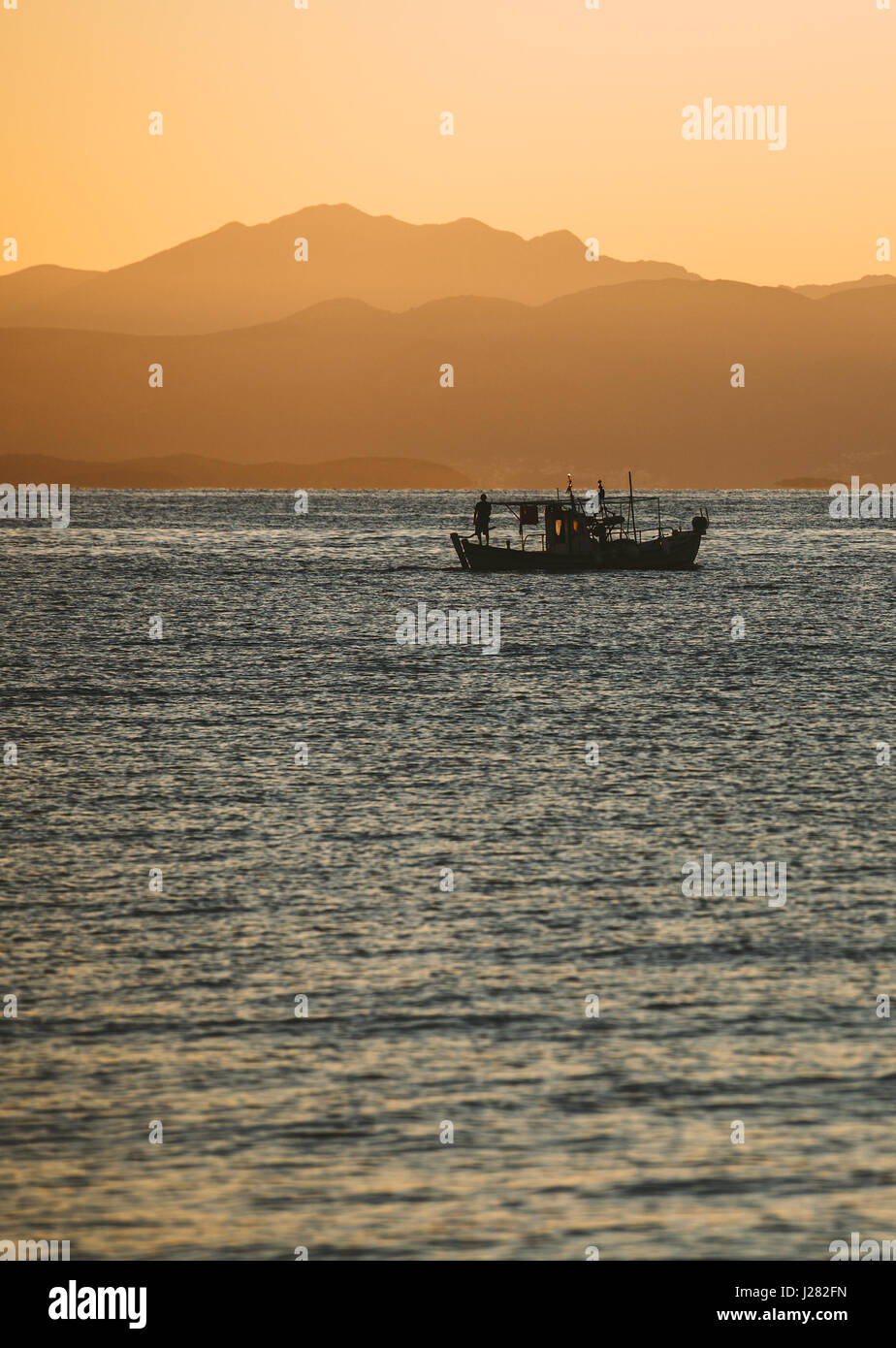 Barca da pesca di sunrise, Grecia Foto Stock