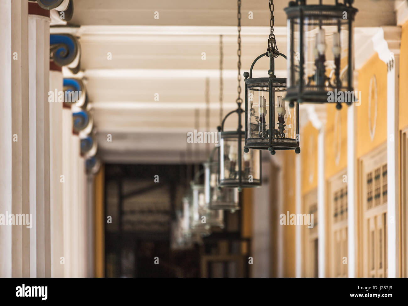 Fila di lampadine. Passaggio in Achillion Palace hall, Corfù, Grecia. Foto Stock