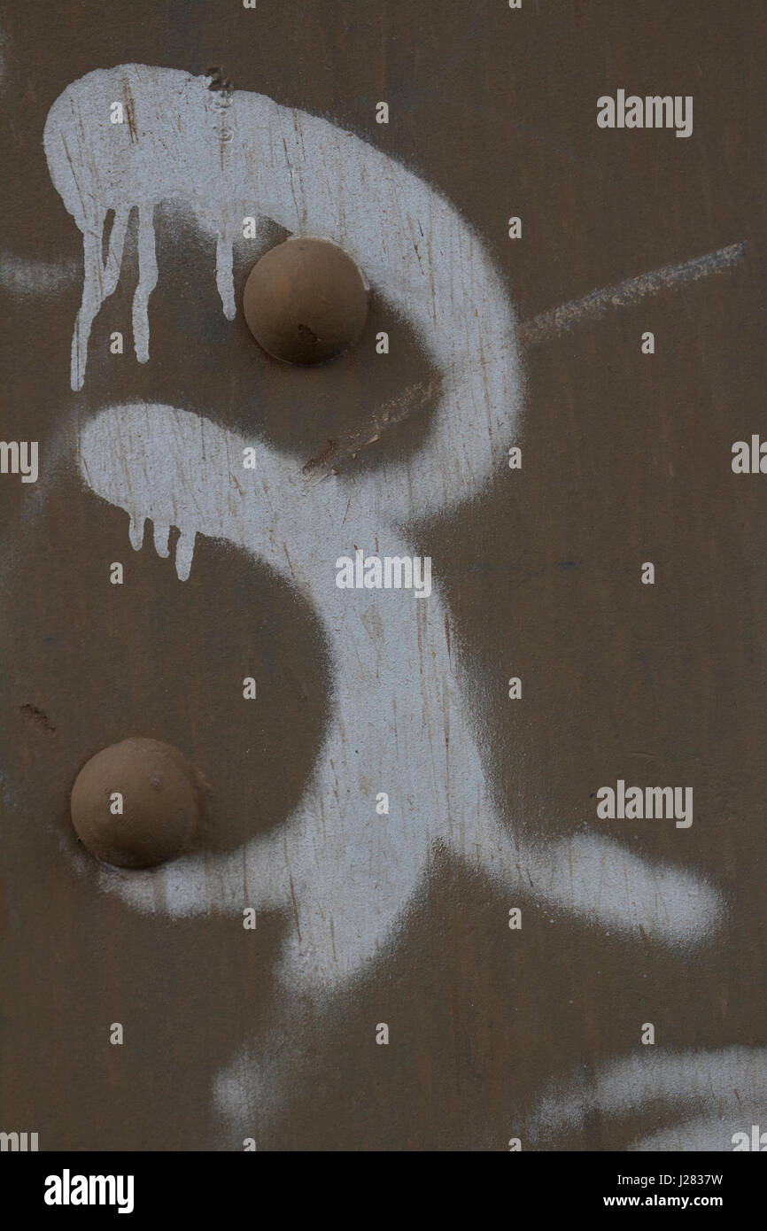 Vecchio metallo arrugginito texture con graffiti. Buona per l'utilizzo come una texture in photoshop. Foto Stock