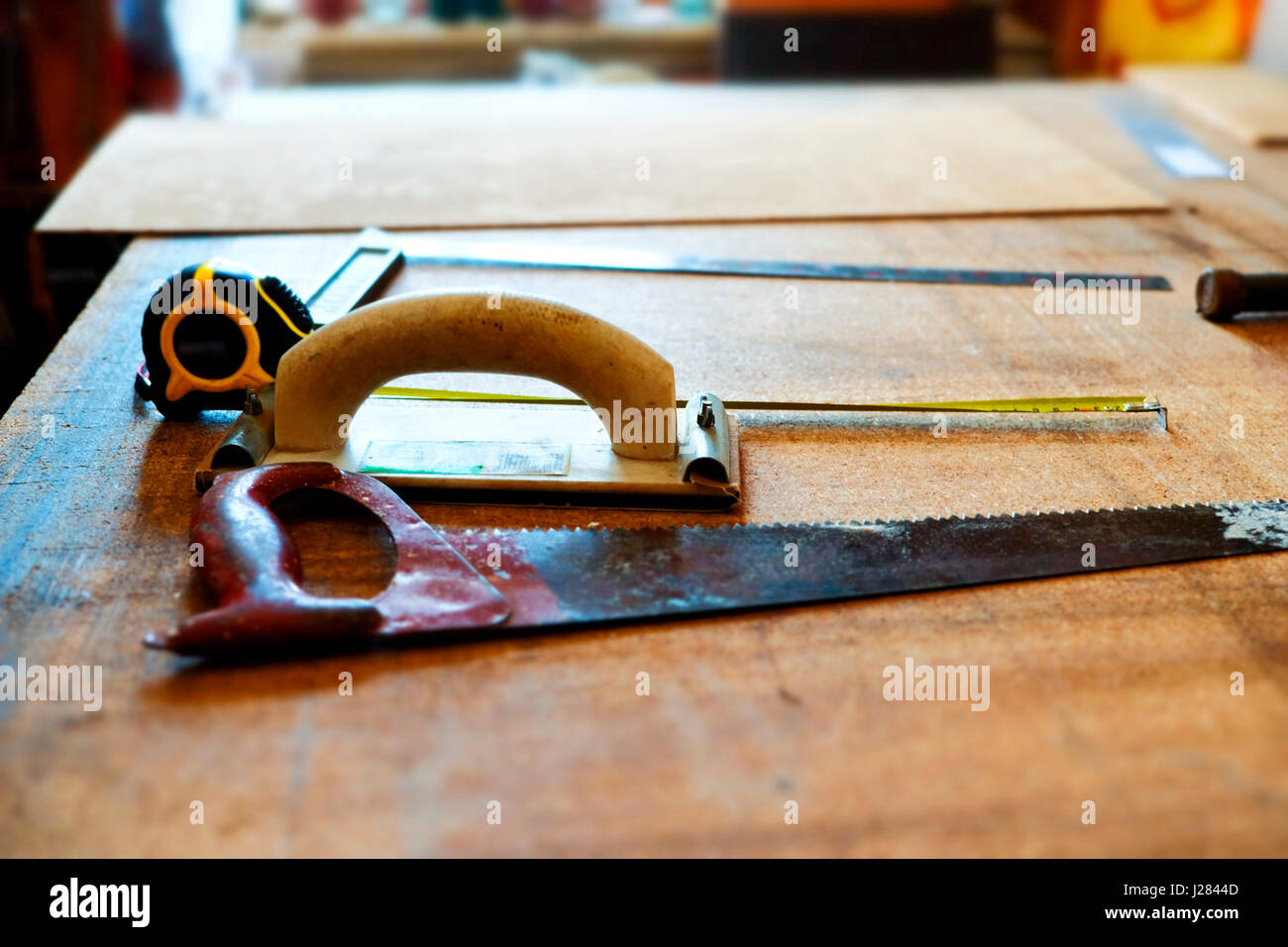 Utensili a mano con asse di legno sul tavolo in officina Foto Stock