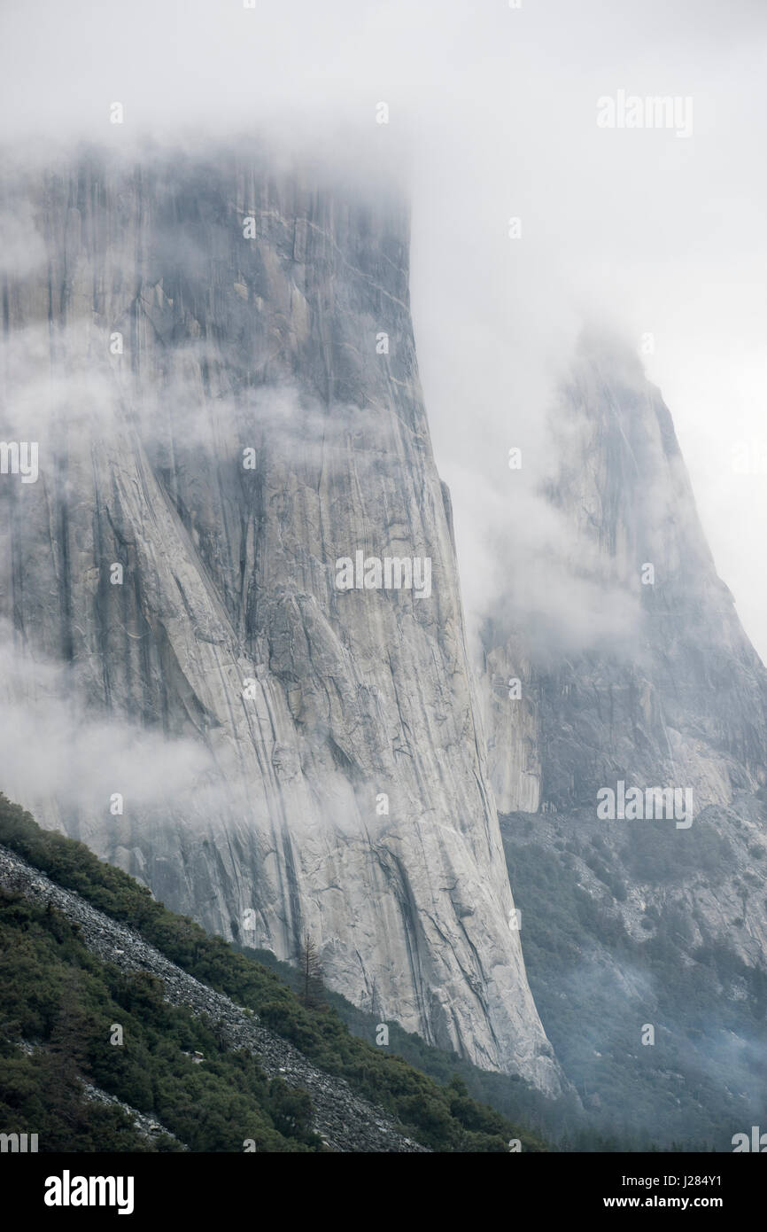 Cliff coperto di nuvole al Parco Nazionale di Yosemite Foto Stock