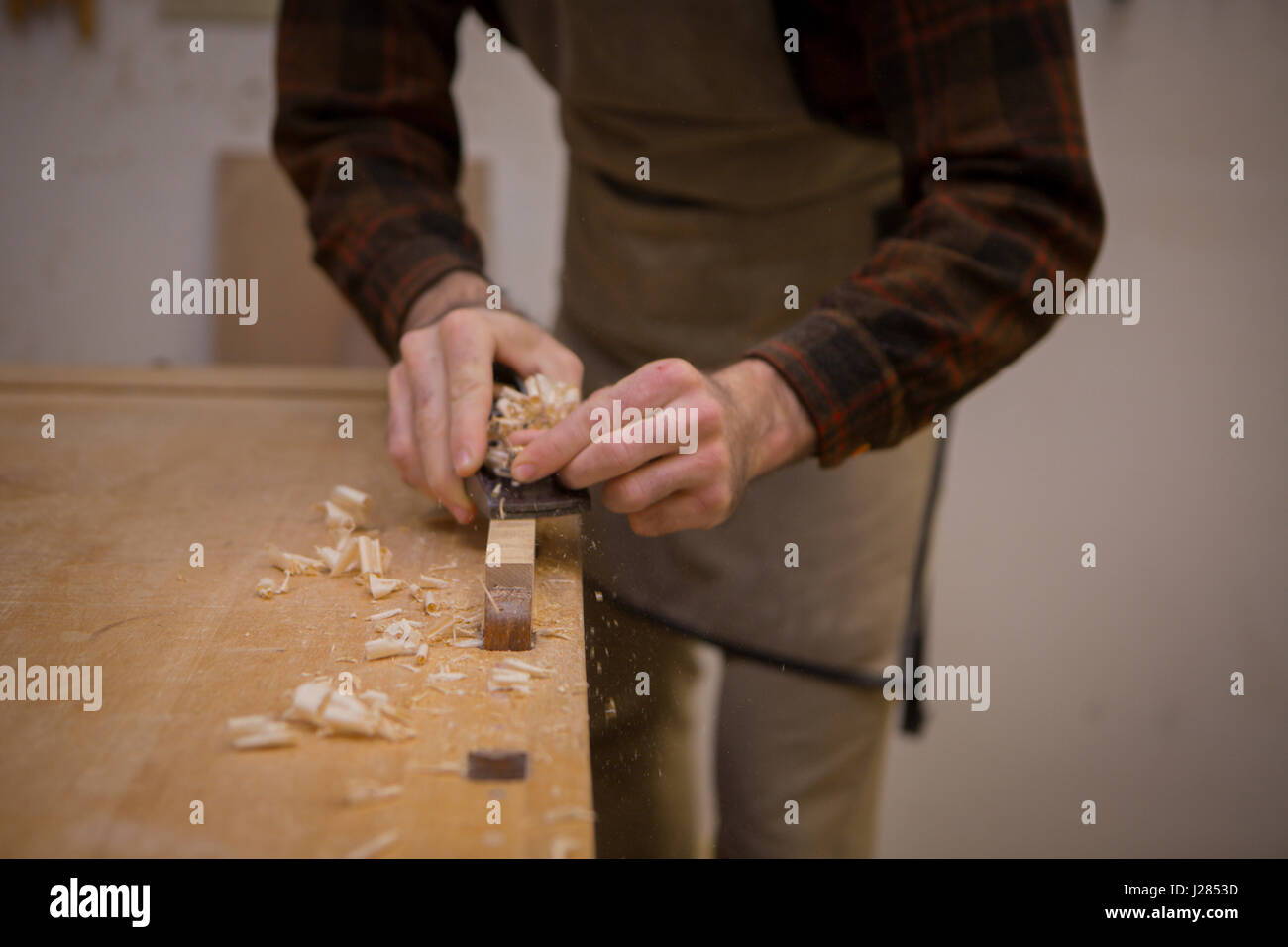 Sezione mediana del falegname legno rasatura in officina Foto Stock