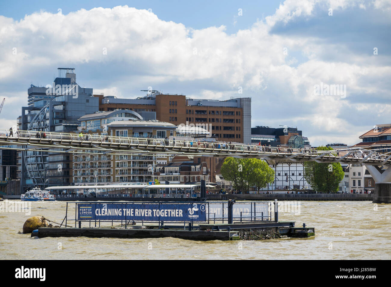 Pontoon nel fiume Thames, London EC4, promuovendo la pulizia del fiume insieme, una comune iniziativa ambientale del porto di London Authority e Thames 21 Foto Stock