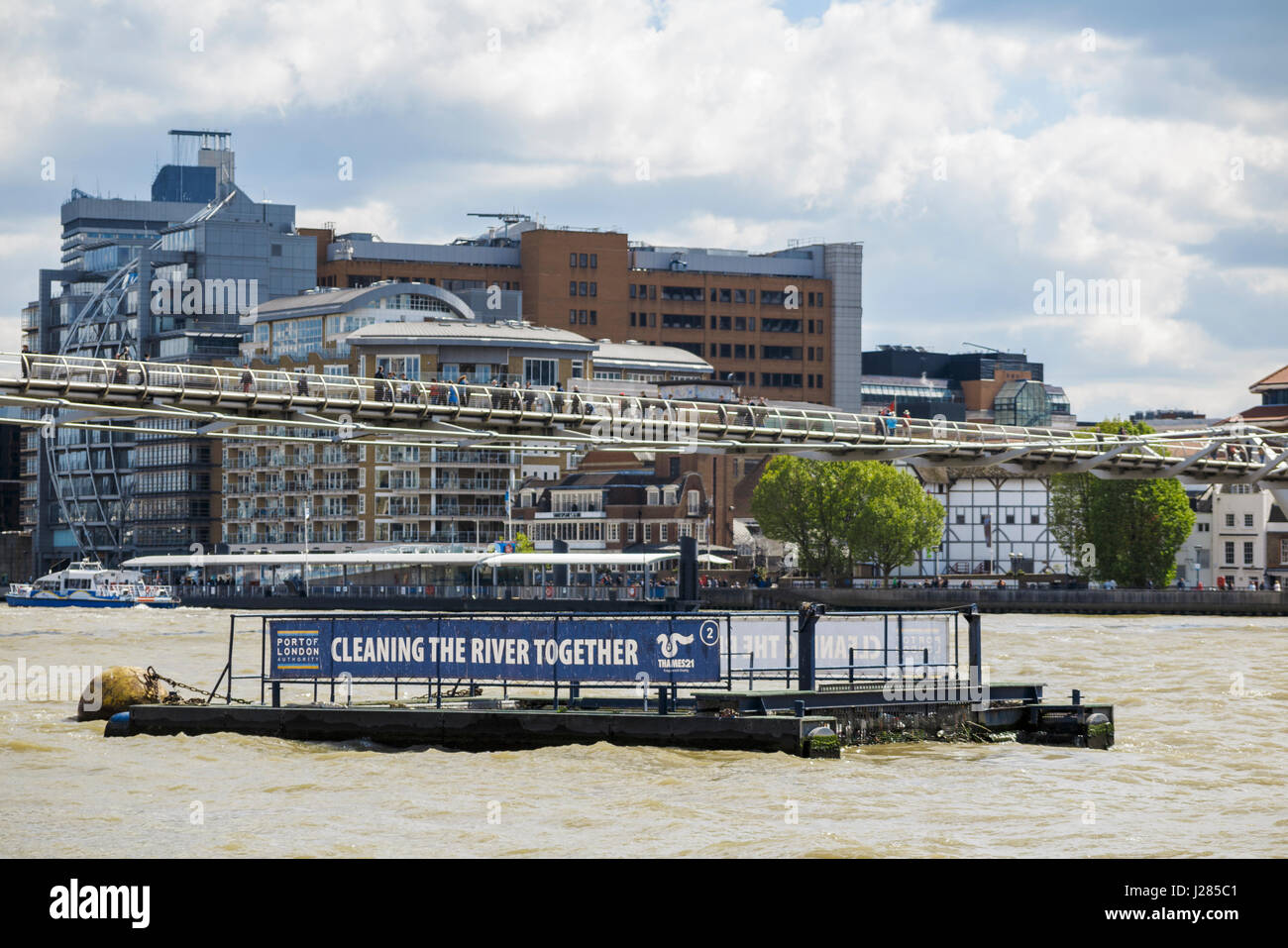 Pontoon nel fiume Thames, London EC4, promuovendo la pulizia del fiume insieme, una comune iniziativa ambientale del porto di London Authority e Thames 21 Foto Stock