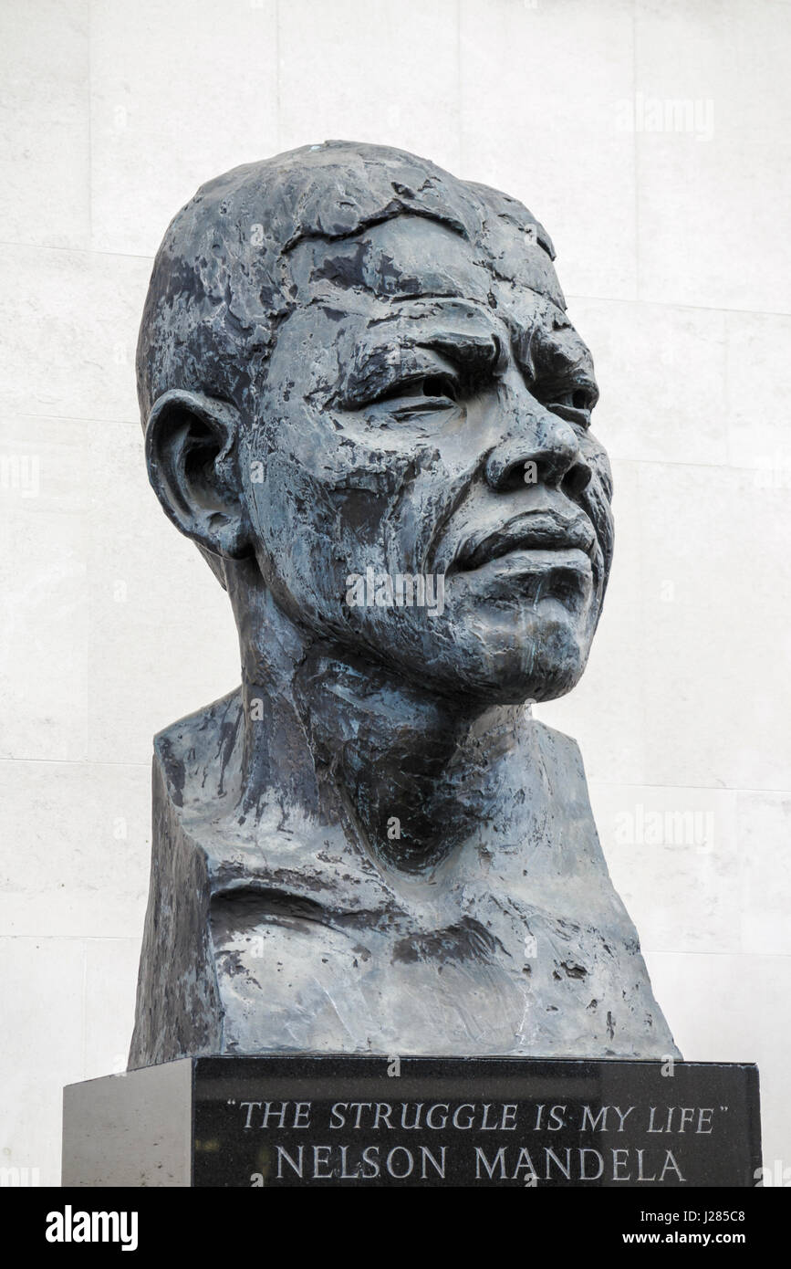 Statua (testa e spalle busto) di Nelson Mandela di Ian Walters nella Southbank al di fuori del Royal Festival Hall, South Bank di Londra SE1 Foto Stock