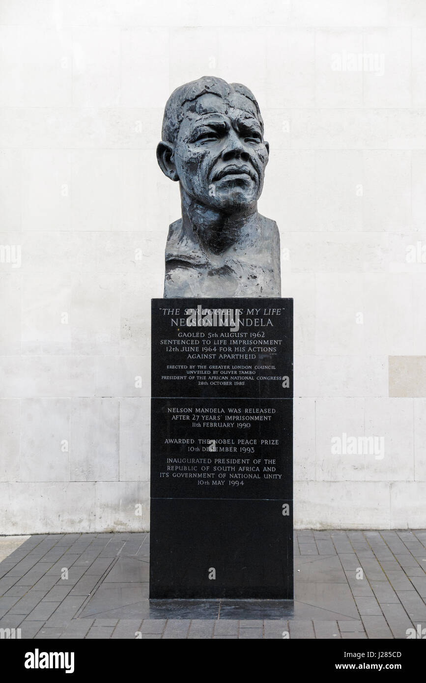 Statua (testa e spalle busto) di Nelson Mandela di Ian Walters nella Southbank al di fuori del Royal Festival Hall, South Bank di Londra SE1 Foto Stock