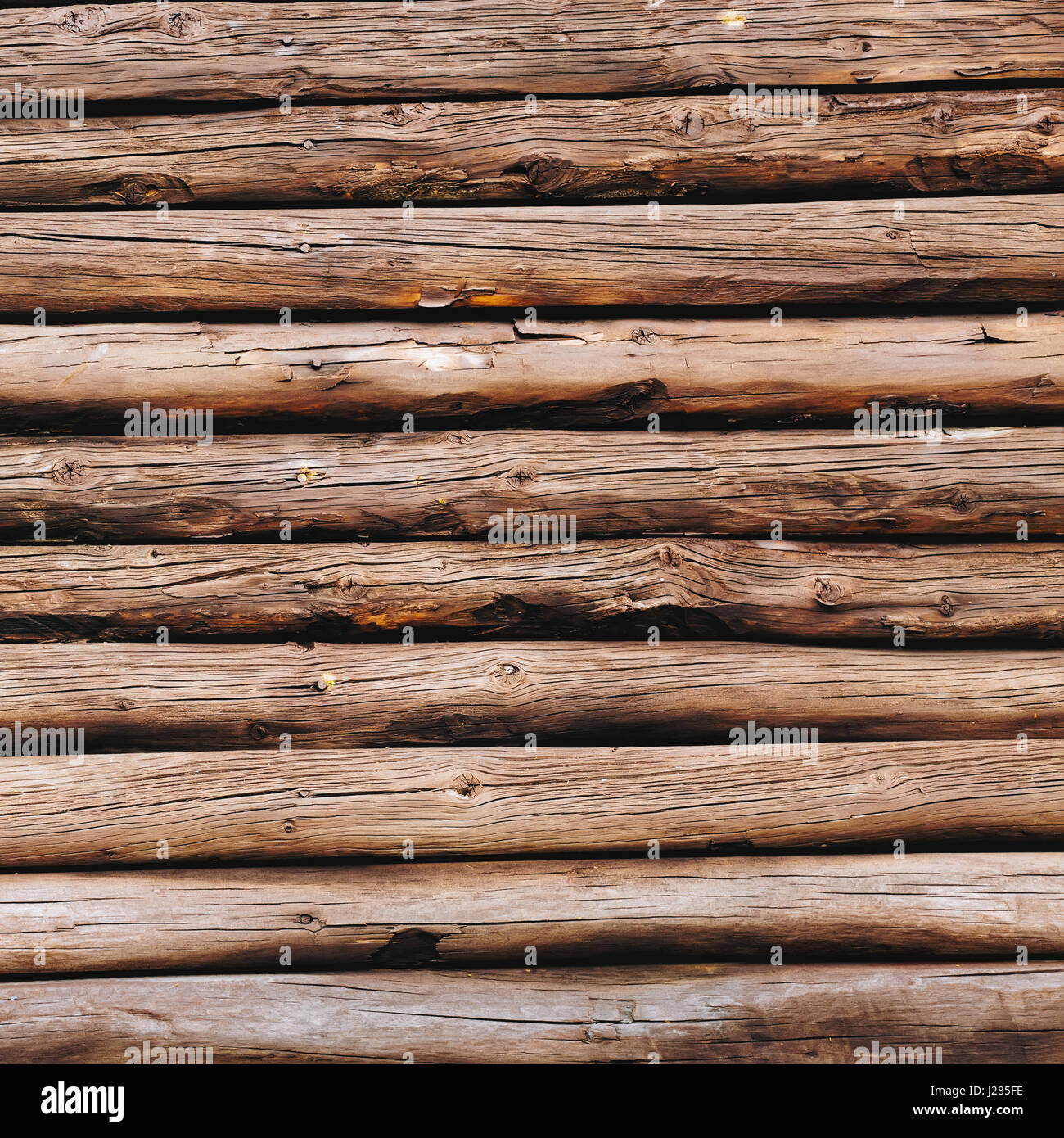 Vecchi tronchi di legno dello sfondo. Weathered pareti in legno di colore marrone. Foto Stock