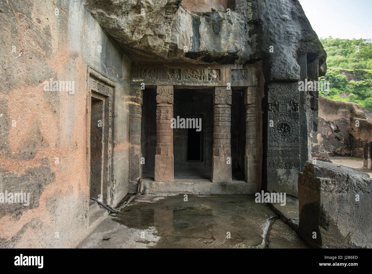 Ingresso di una delle grotte di Ajanta, Aurangabad, Maharashtra, India Foto Stock