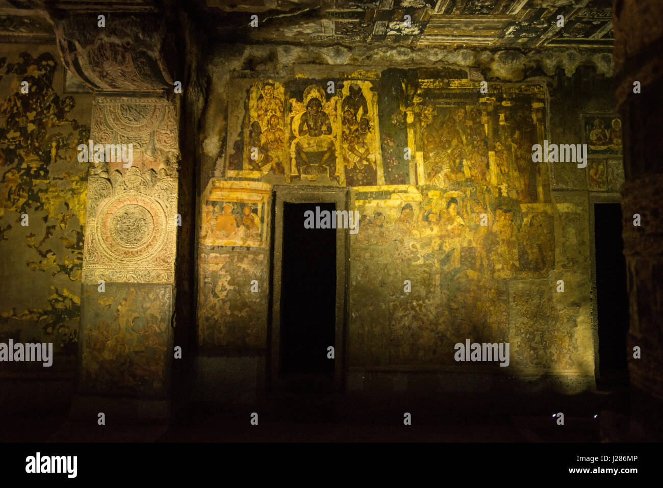 Dettagli di un affresco murale in una grotta in grotte di Ajanta, Aurangabad, Maharashtra, India Foto Stock