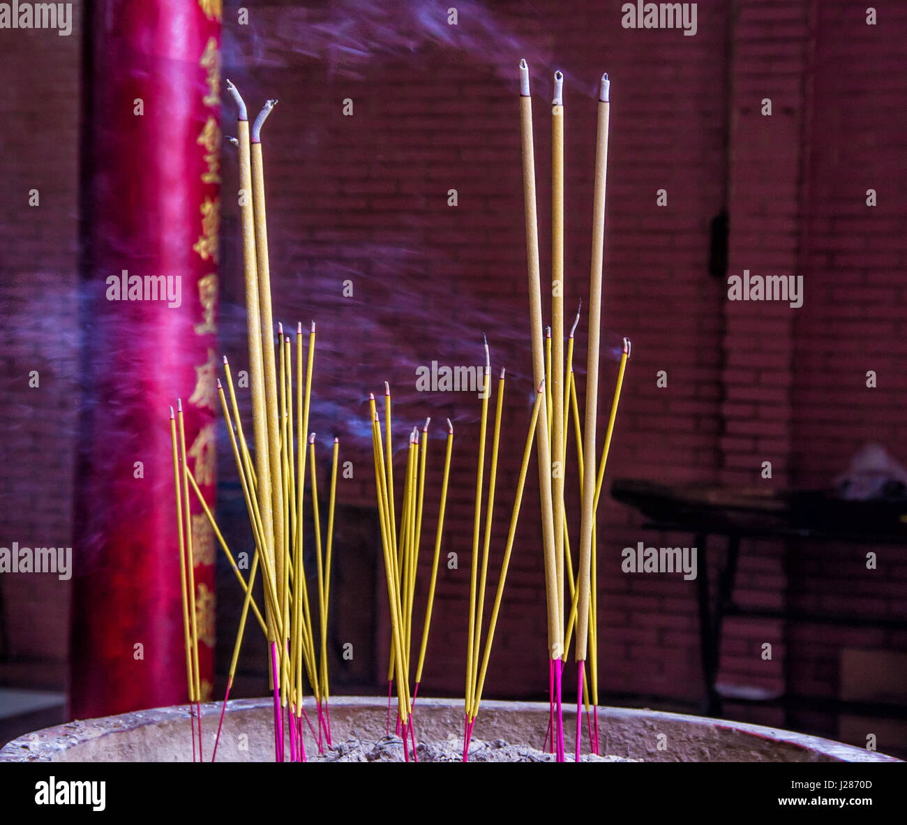 Inscent di masterizzazione in un tempio buddista. Foto Stock