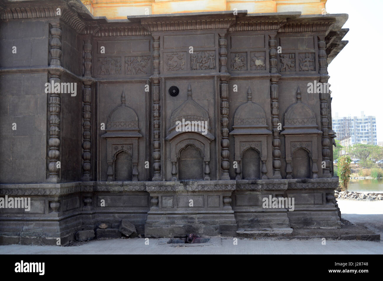 La parete laterale di Shri Wagheshwar tempio di Shiva, Wagholi di Pune, Maharashtra, India Foto Stock