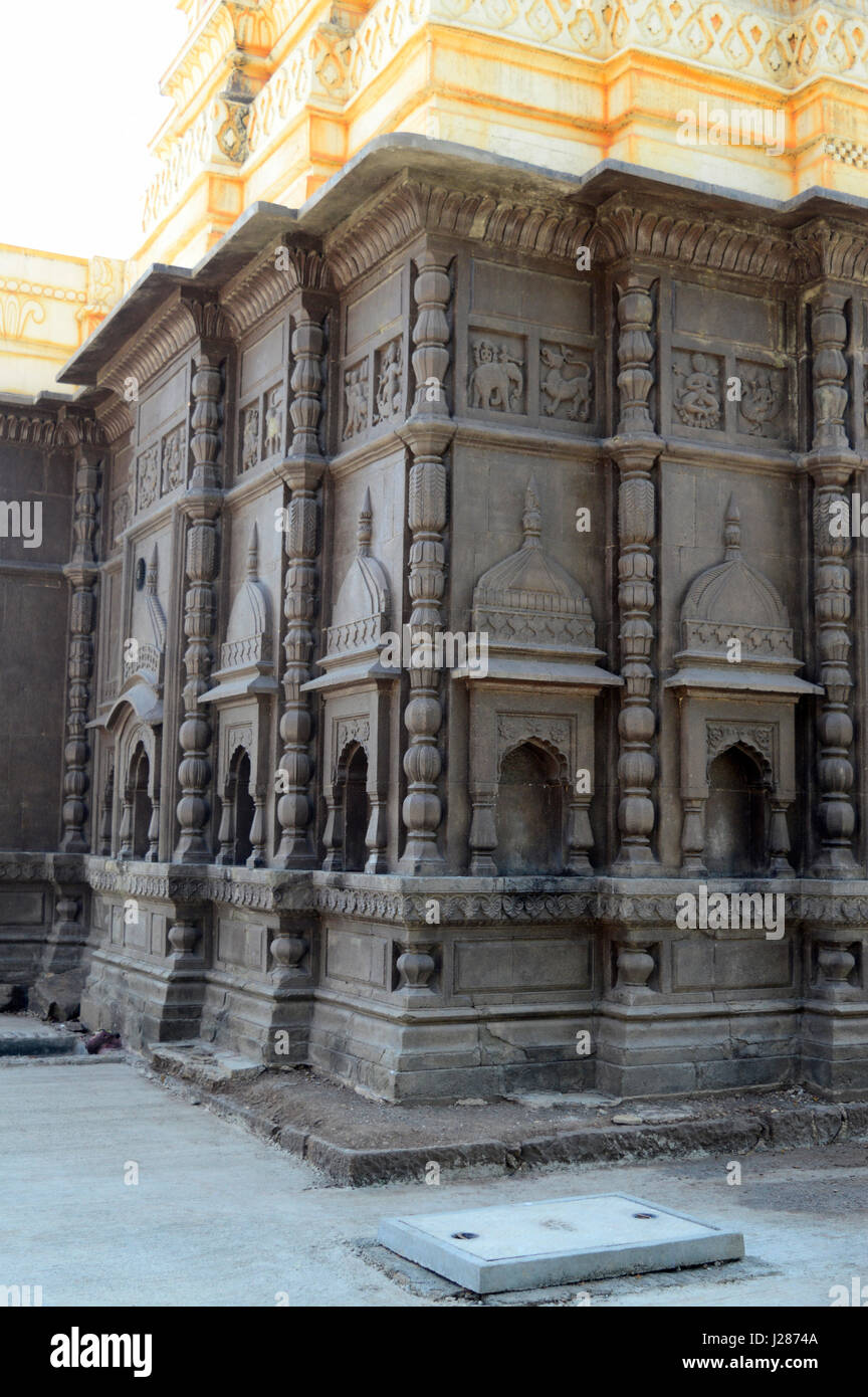 Pareti esterne di Shri Wagheshwar tempio di Shiva, Wagholi di Pune, Maharashtra, India Foto Stock