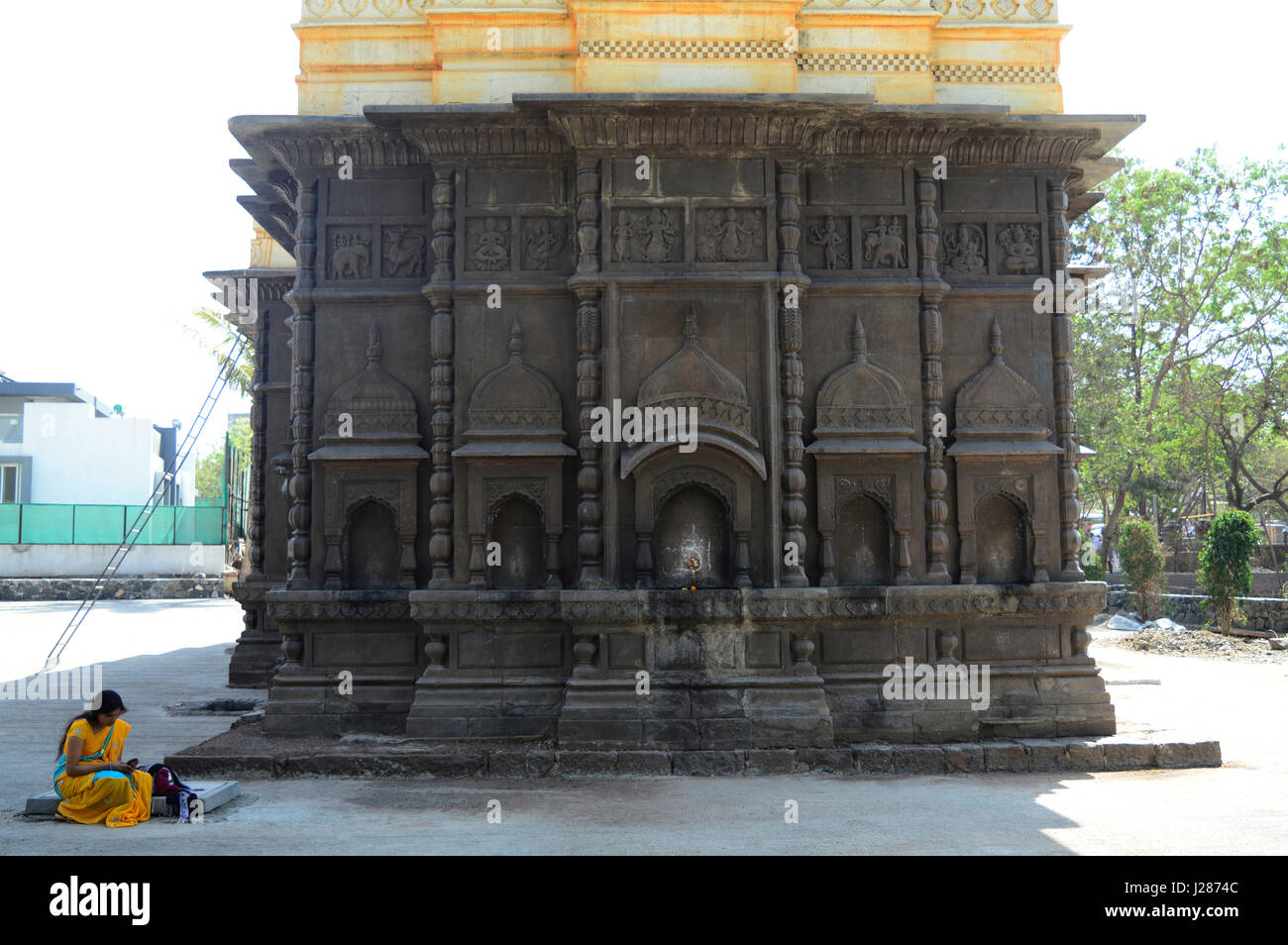 Parete laterale posteriore di Shri Wagheshwar tempio di Shiva, Wagholi di Pune, Maharashtra, India Foto Stock