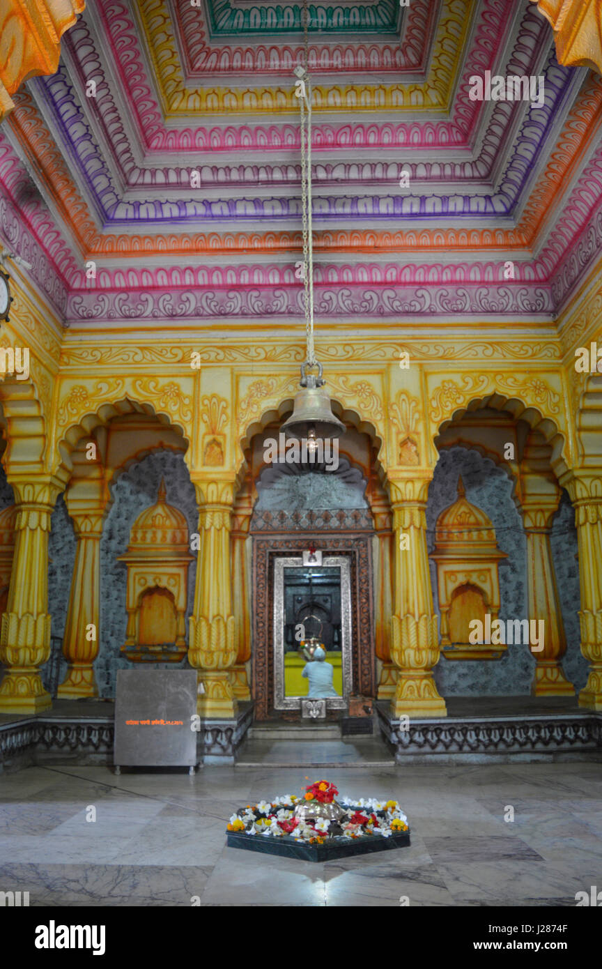 Vista interna di Shri Wagheshwar tempio di Shiva, Wagholi di Pune, Maharashtra, India Foto Stock